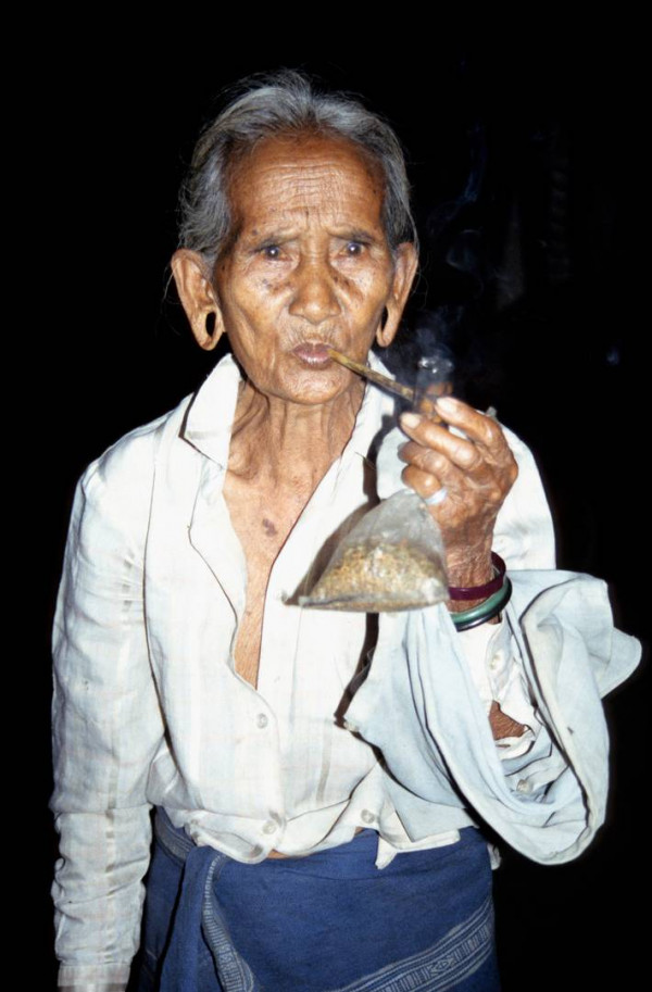 Femme à la pipe au Vietnam